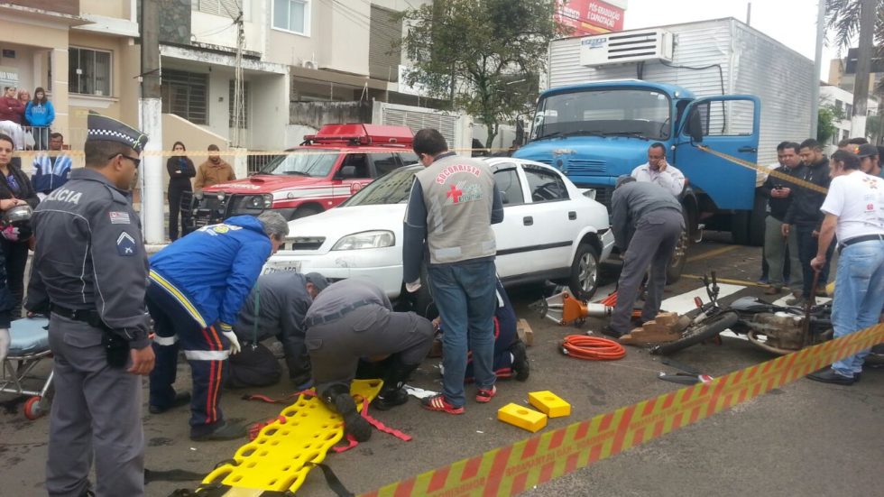 Mulher fica presa debaixo de carro em grave acidente