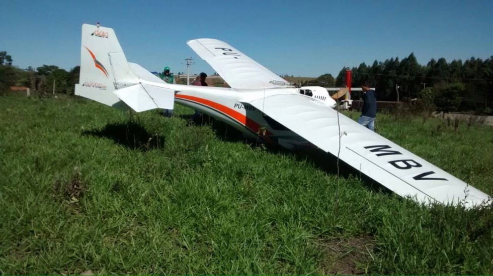 Avião faz pouso forçado perto da Examar