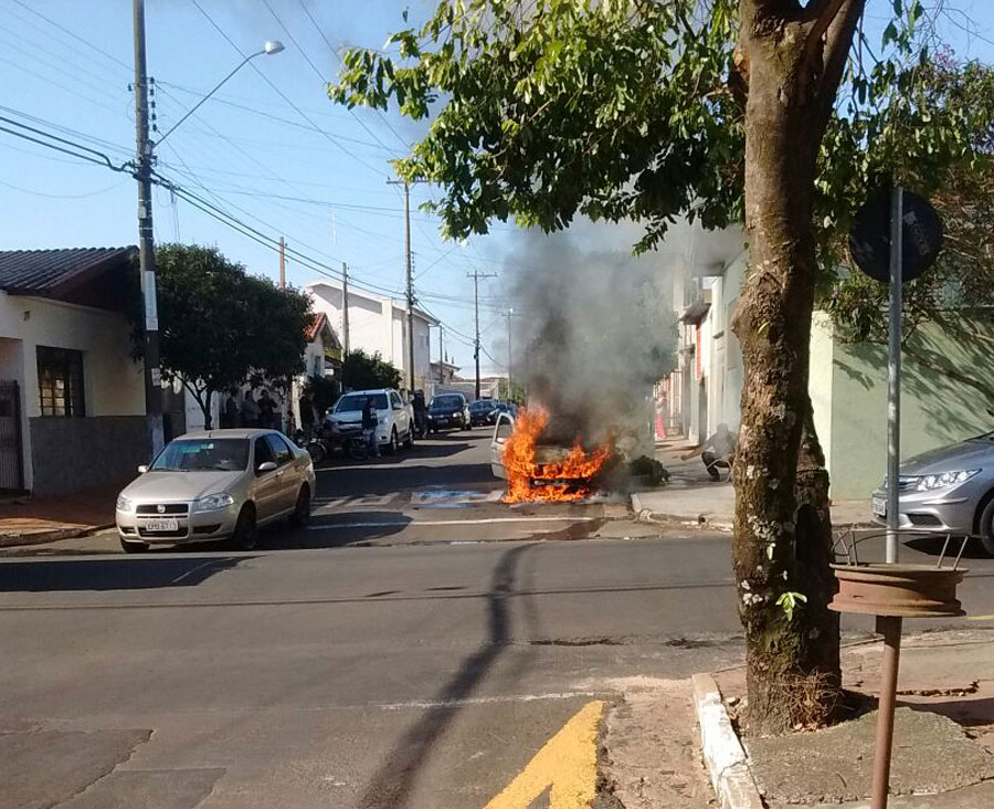 Carro pega fogo na zona oeste de Marília