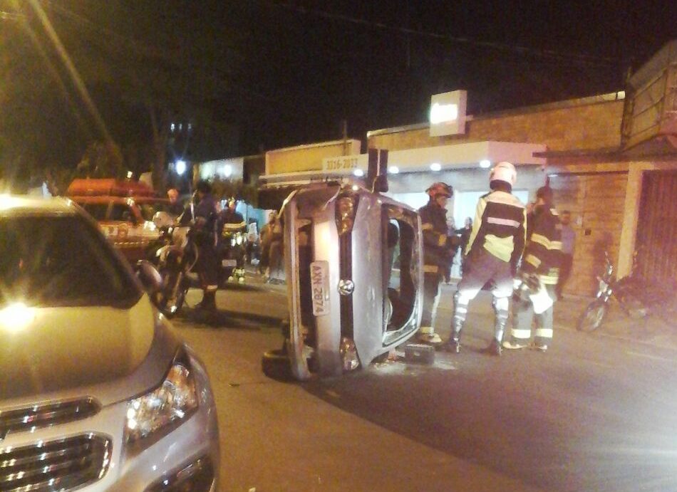 Carro capota na Avenida Vicente Ferreira