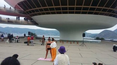 Mulher faz depilação em frente a Museu de Arte