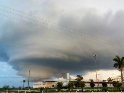 Nuvem gigantesca assusta em cidade da região