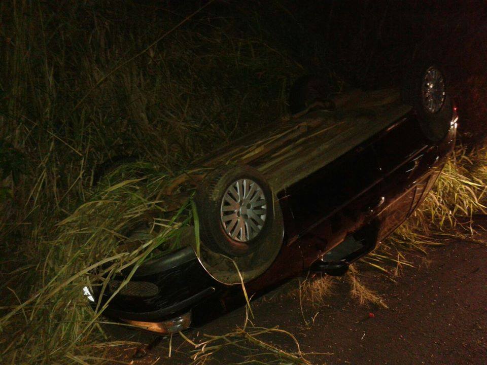 Carro capota em acidente na Rodovia Rachid Rayes