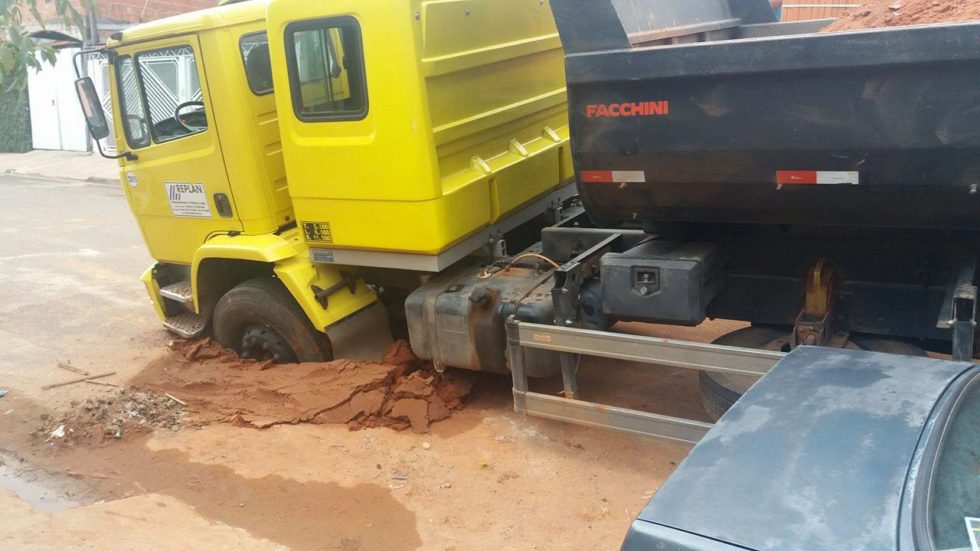 Caminhão afunda em buraco na zona sul