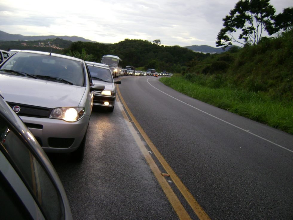 Carros-em-Fila-com-Farol-Baixo