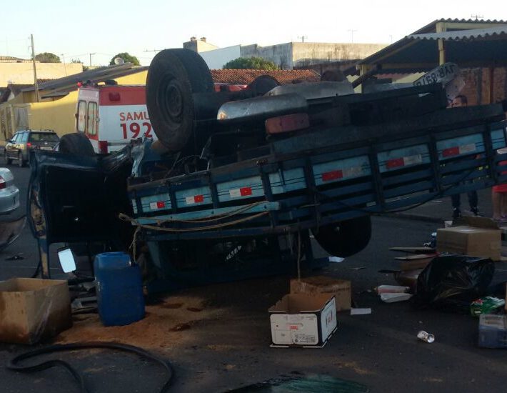 Caminhonete capota na zona sul de Marília