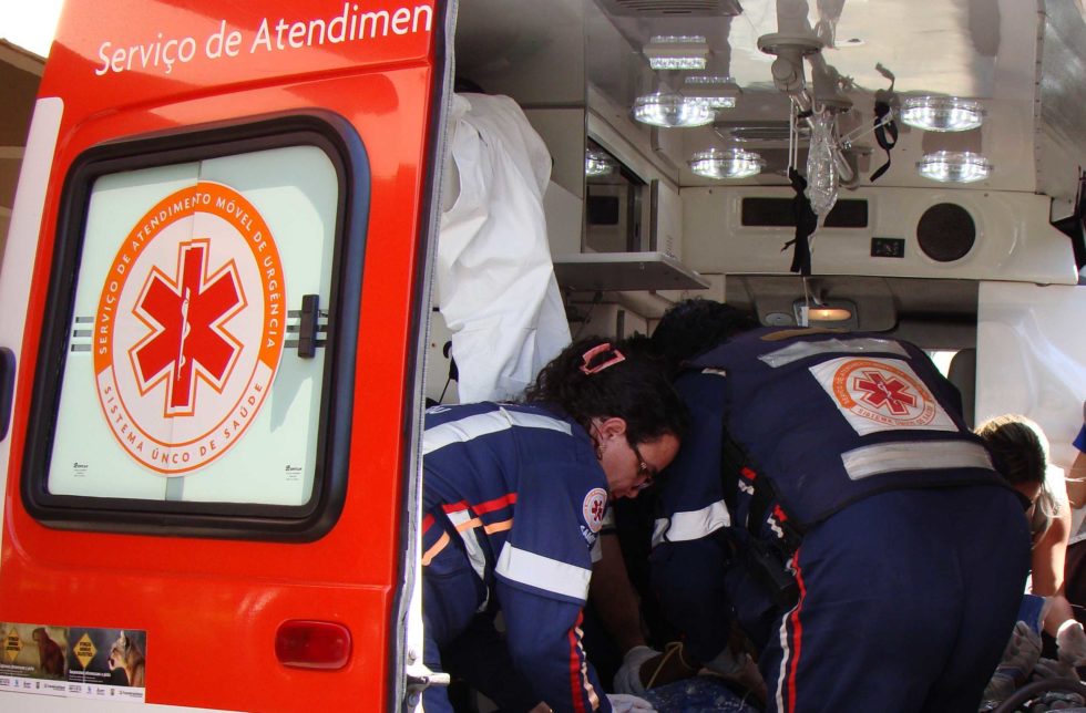 Homem sofre grave acidente ao cair de telhado