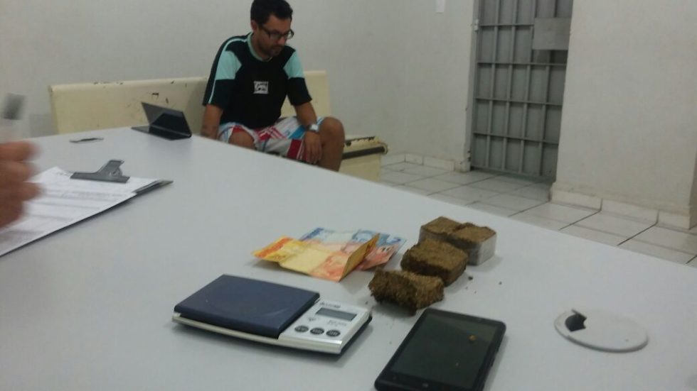 PM prende entregador por tráfico de drogas