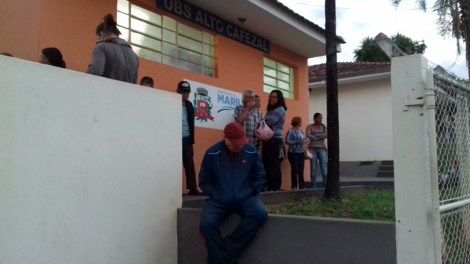 Pacientes madrugam em fila para passar por médico