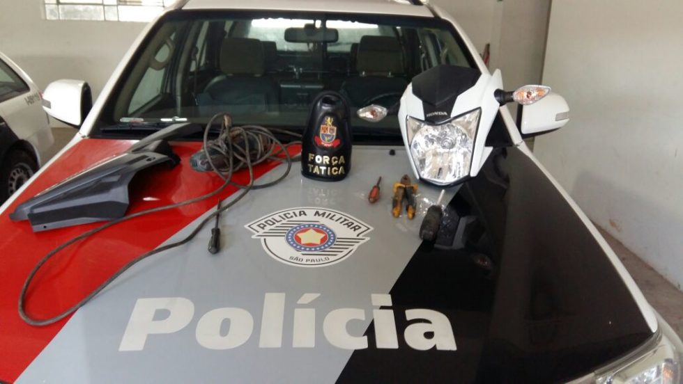 Menores são detidos com moto furtada