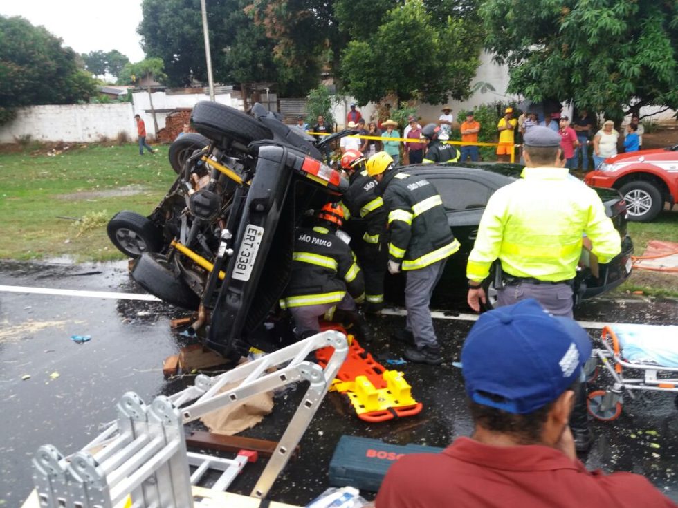 Acidente mata três pessoas na SP-294