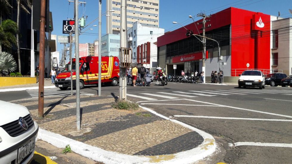 Carro entra na contramão e atinge motociclista