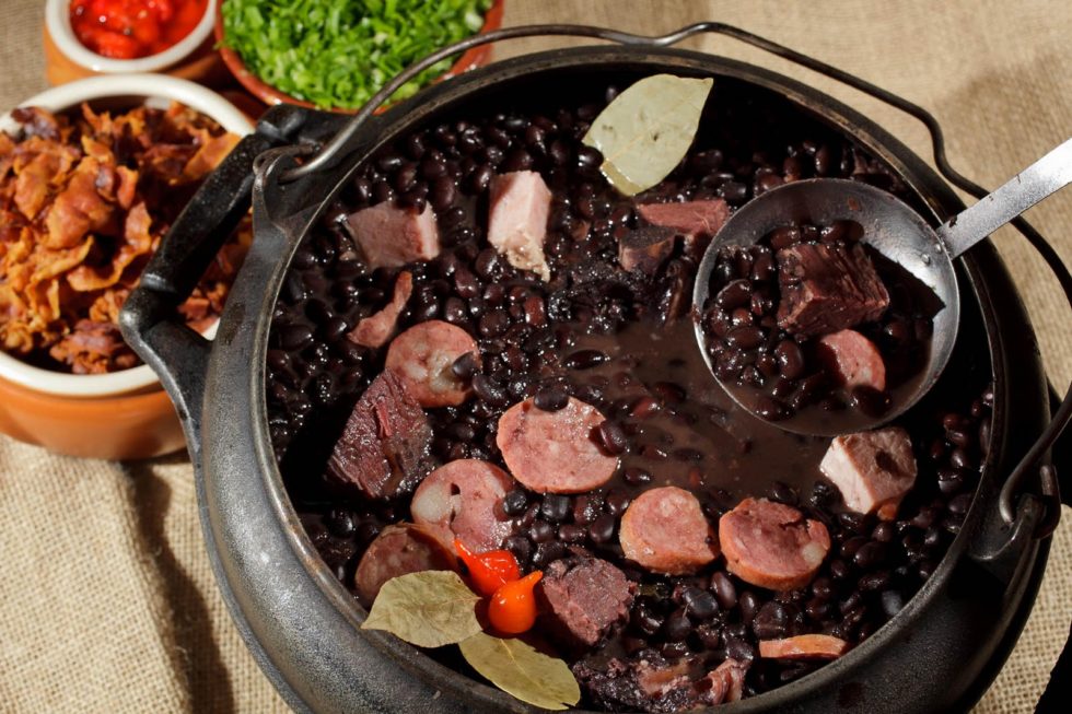 Você já usou cinta de emagrecimento pra comer feijoada?