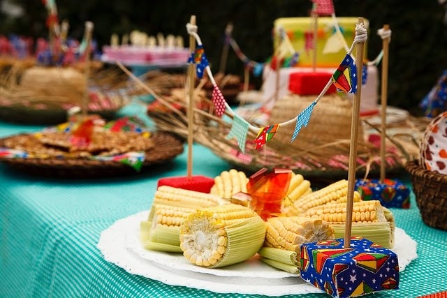 Gratus comemora aniversário com festa caipira