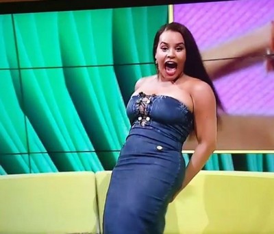 Em entrevista, vestido de ex-BBB rasga e deixa bumbum à mostra