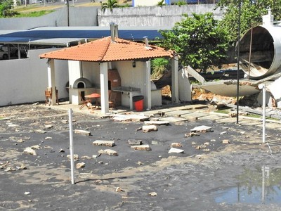 Onda de esgoto arrebenta muro e atinge churrasco de condomínio