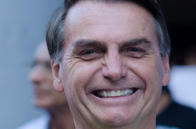 Bolsonaro se joga na galera e dá de cara no chão