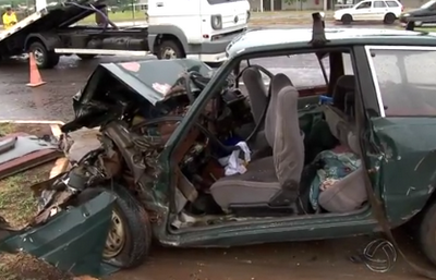 Cão mora dentro de carro batido