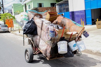 Catador paga faculdade de engenharia vendendo lixo