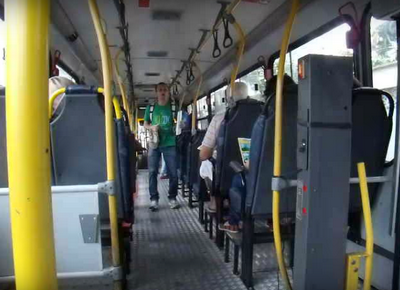 Desempregado, professor de história dá aulas em ônibus