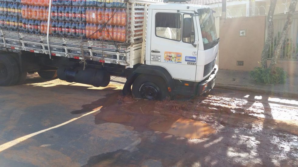 Caminhão afunda em buraco na zona sul de Marília