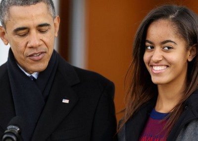 Filha de Barack Obama é vista fumando cigarro suspeito