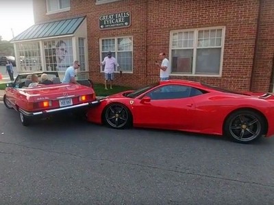 Motorista “estaciona” em cima de Ferrari de R$ 2,9 milhões