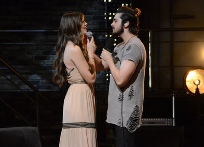 Luan Santana e Camila Queiroz trocam beijos em clipe