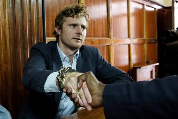 2741833530-britanico-jack-alexander-wolf-marrian-cumprimenta-seu-advogado-em-sala-judicial-de-nairobi