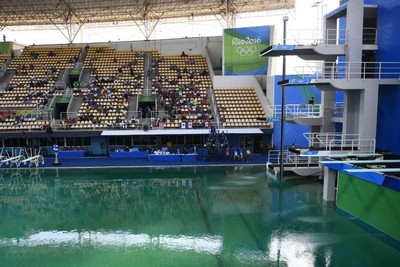 Saltadores estranham água verde em piscina olímpica