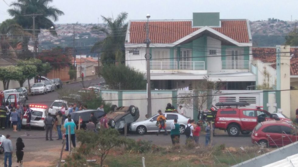 Vítima fica presa em carro capotado na zona oeste