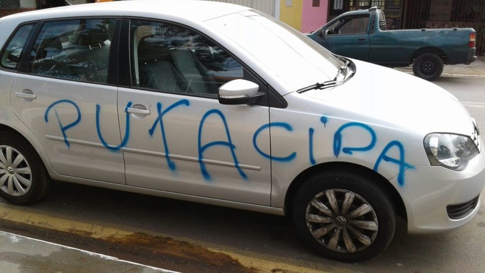 Aluno picha carro de professora após briga