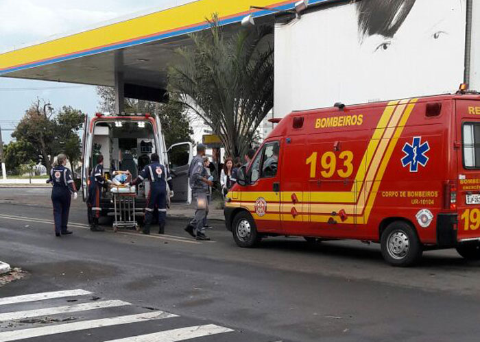 Rapaz fica ferido em acidente entre carro e moto