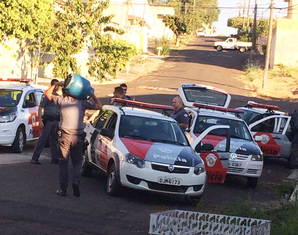 PM flagra bandidos em casa no Jardim Aquarius