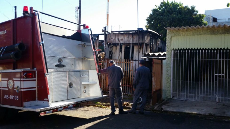 Fogo consome casa na zona leste de Marília