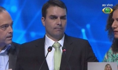 Filho de Bolsonaro passa mal ao vivo durante debate