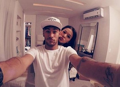 Neymar celebra ouro com Bruna Marquezine