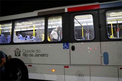 Ônibus oficial dos Jogos Olímpicos é atingido por tiros