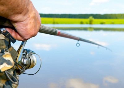 Homem tem pênis fisgado por pescador