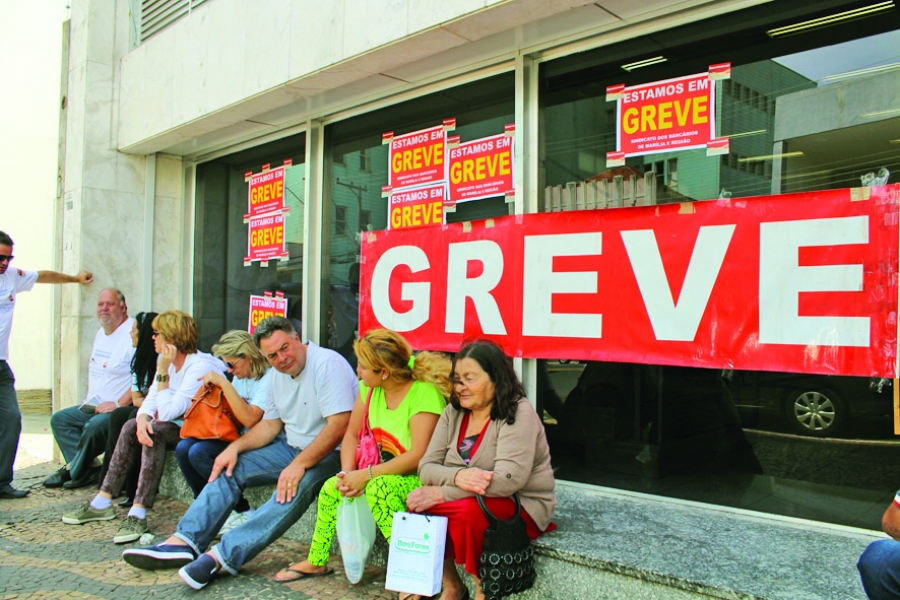 Bancários entram em greve nesta terça