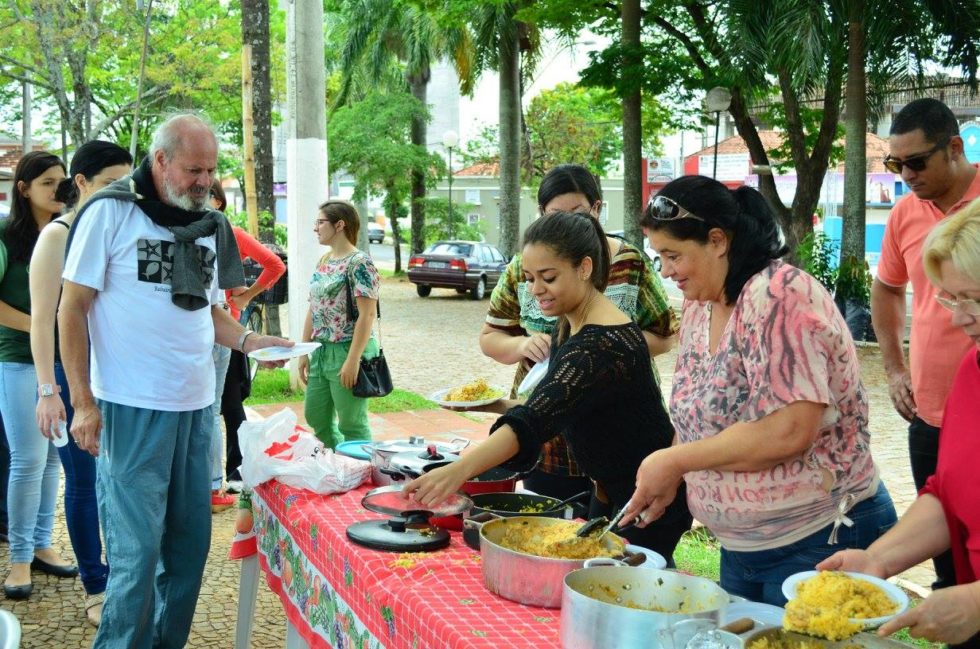 Voluntários realizam almoço para moradores de rua