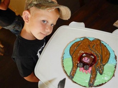 Menino constrange os pais ao pedir bolo de aniversário