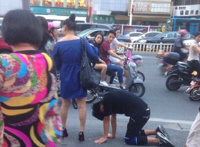 Chinesa caminha com homem de coleira