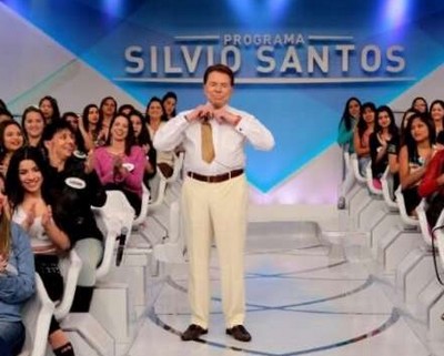 Silvio Santos troca de roupa no palco