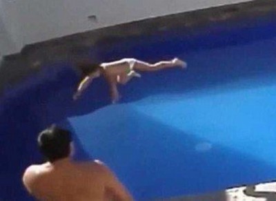 Padastro joga menina na piscina até matá-la