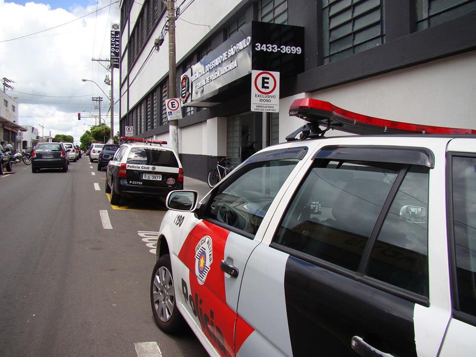 Moto é furtada em estacionamento de mercado