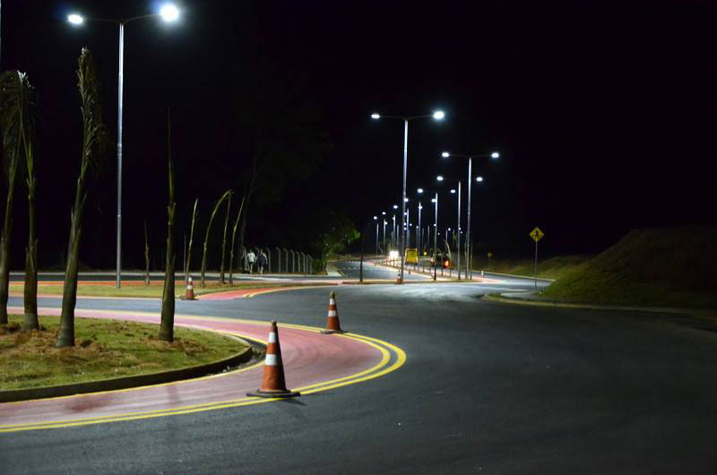 Nova avenida recebe iluminação na zona leste