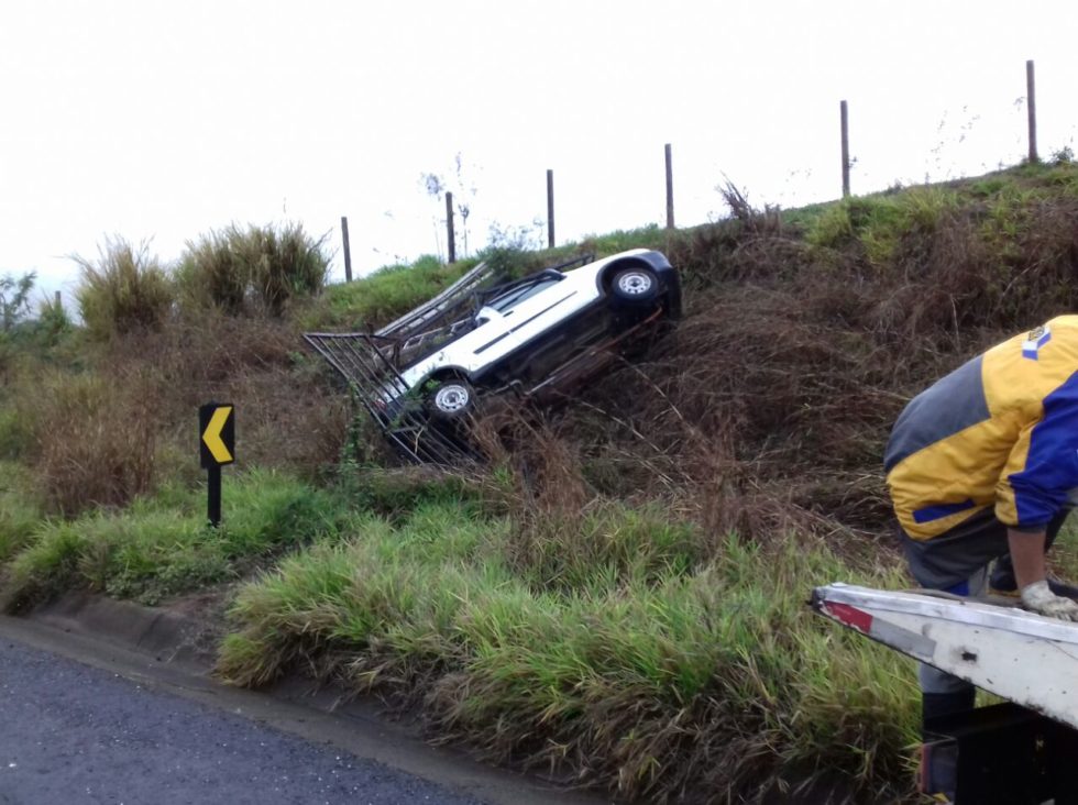 Motorista perde controle e capota na SP-294