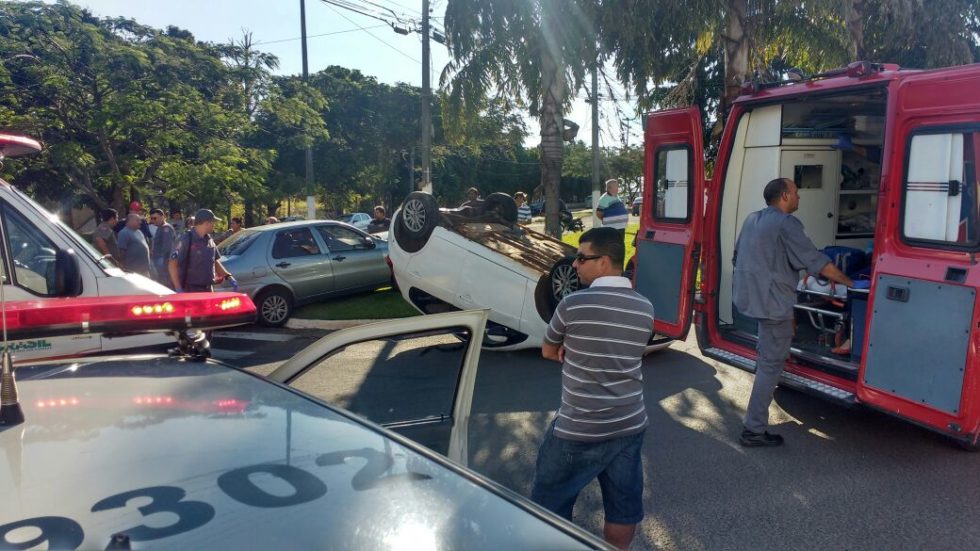 Carro capota após colisão na zona norte