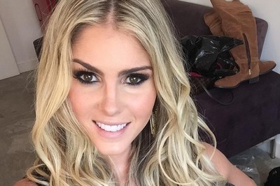 Bárbara Evans chora na rua após briga com namorado